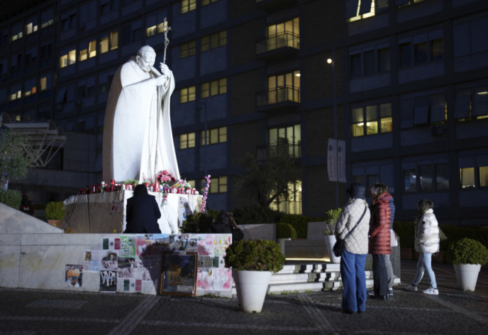 Bolničko osoblje iznenadilo papu Franju tortom na godišnjicu papstva