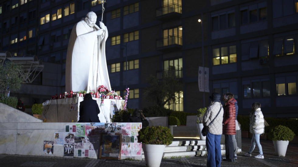 Bolničko osoblje iznenadilo papu Franju tortom na godišnjicu papstva