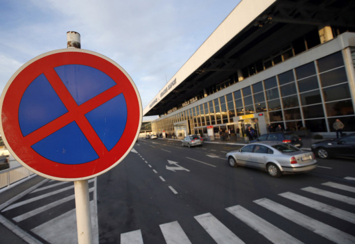 Pokušao da podmiti graničare na beogradskom aerodromu: Uhapšen muškarac (27)