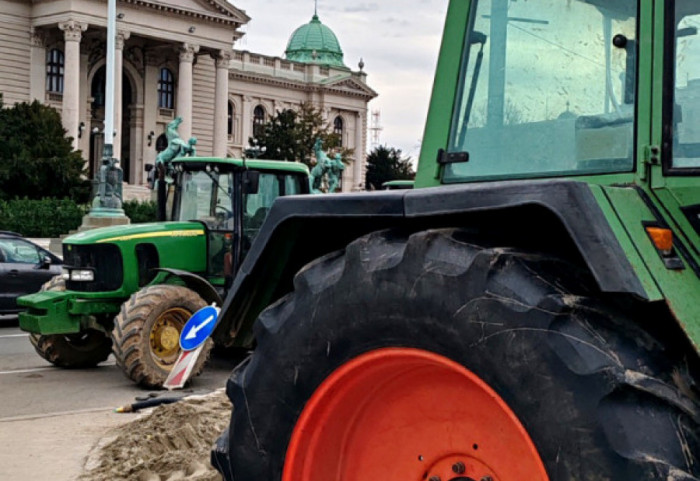 Priveden muškarac koji je pokušao da pokrene traktor kod Pionirskog parka, pristigla i žandarmerija