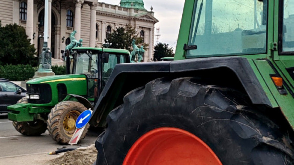 Priveden muškarac koji je pokušao da pokrene traktor kod Pionirskog parka, pristigla i žandarmerija