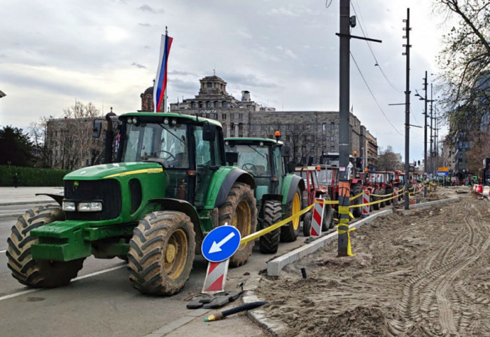 (VIDEO) Traktori parkirani na trotoaru oko Pionirskog parka, kocke uklonjene