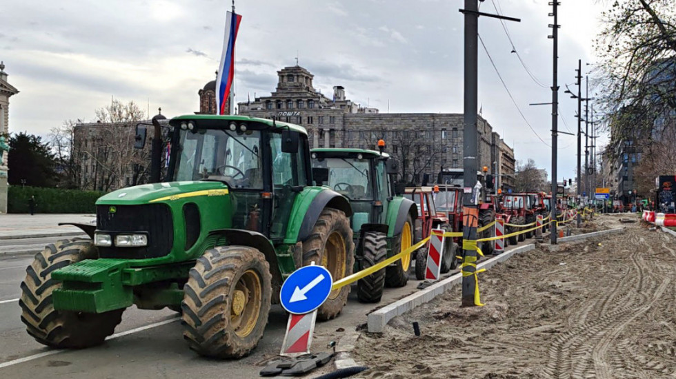 (VIDEO) Traktori parkirani na trotoaru oko Pionirskog parka, kocke uklonjene