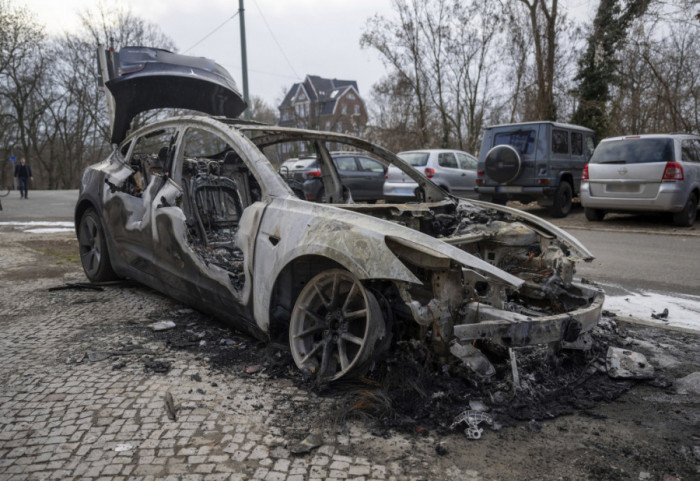 (FOTO) U znak protesta protiv Maska zapaljena četiri Tesla automobila u Berlinu