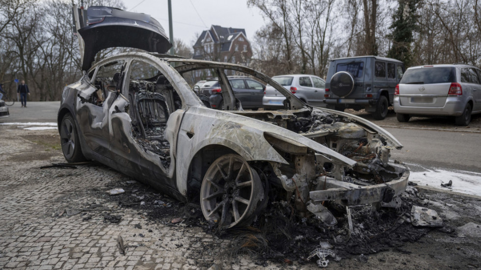 (FOTO) U znak protesta protiv Maska zapaljena četiri Tesla automobila u Berlinu