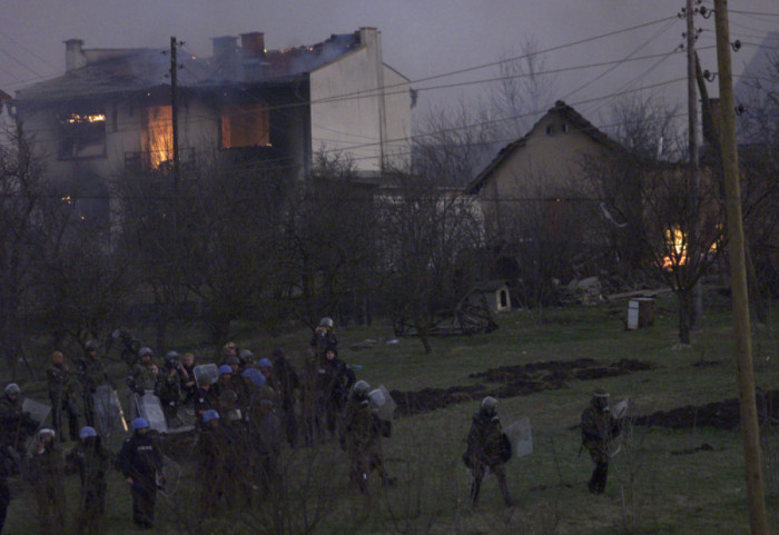 (FOTO) Martovski pogrom: Pre 21 godinu lažna vest dovela do ubistava i proterivanja Srba sa Kosova i Metohije