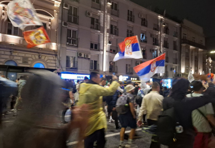 (FOTO/VIDEO) Obustavljen saobraćaj u centru Beograda, postavlja se crveni tepih za doček studenata koji su pešačili