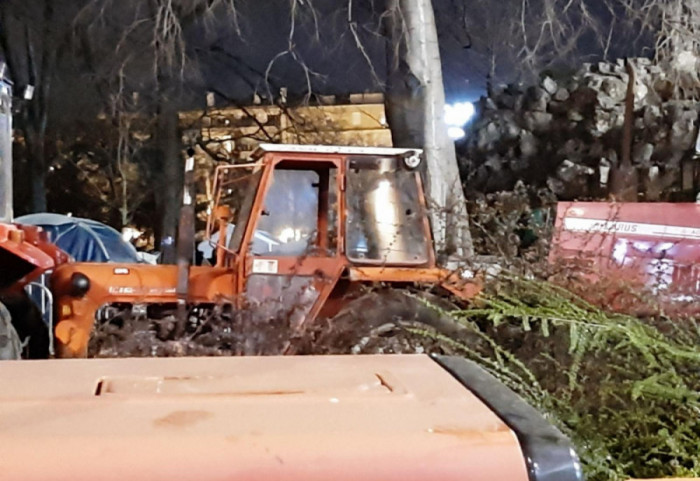 MUP: Uhapšene dve osobe, oštećen veliki brtoj traktora kod Pionirskog parka