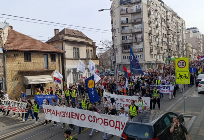 (FOTO/VIDEO) Protest "15. za 15": Građani i studenti u kolonama idu ka centru, glavni događaj u 16 sati