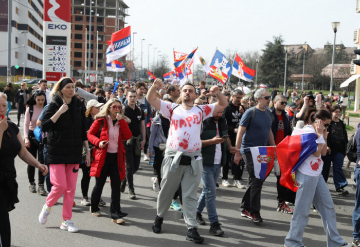 Novosadski studenti u blokadi: Na najvećem protestu u Srbiji upotrebljen zvučni top, brutalna i nezakonita primena sile