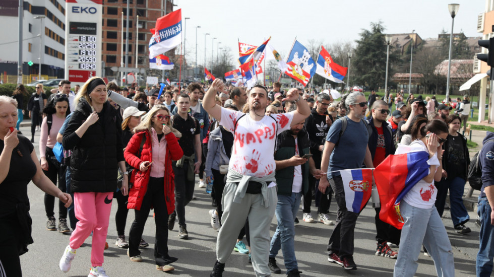 Novosadski studenti u blokadi: Na najvećem protestu u Srbiji upotrebljen zvučni top, brutalna i nezakonita primena sile