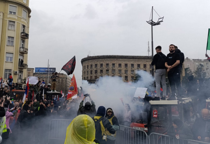 Pretili bombama, nosili noževe, skalpele: Pre, tokom i nakon protesta u Beogradu privedeno 19 osoba, dve zadržane