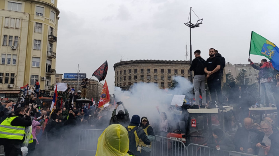 Pretili bombama, nosili noževe, skalpele: Pre, tokom i nakon protesta u Beogradu privedeno 19 osoba, dve zadržane