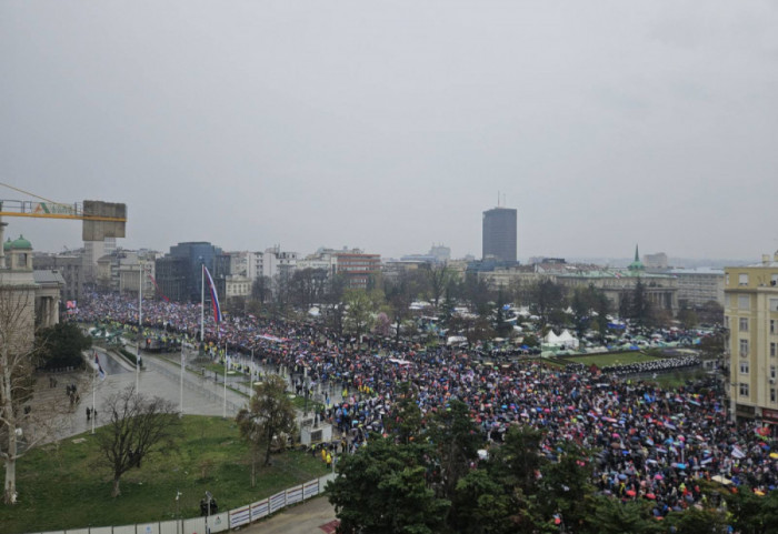 (FOTO/VIDEO) Protest "15. za 15": Studenti i građani stigli ispred Skupštine Srbije