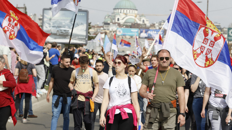 (FOTO/VIDEO) Protest studenata u Beogradu: Postavlja se bina na Slaviji, okupljanje simpatizera SNS kod Pionirskog parka