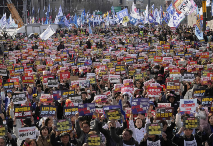 (FOTO) Odvojeni protesti više desetina hiljada pristalica i protivnika Jun Suk Jeola u Južnoj Koreji