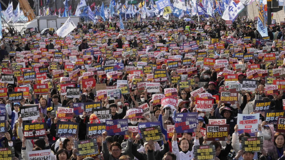 (FOTO) Odvojeni protesti više desetina hiljada pristalica i protivnika Jun Suk Jeola u Južnoj Koreji