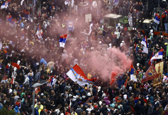 (FOTO/VIDEO) Protest "15. za 15": Građani na Slaviji, ispražnjen plato ispred Skupštine Srbije