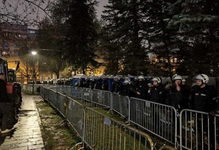 (FOTO/VIDEO) Protest "15. za 15": Koškanje kod Skupštine, redari skinuli prsluke, pretučen mladić na Trgu Nikole Pašića