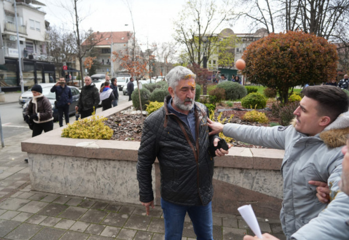 (FOTO) Građani Obrenovca gađali jajima opštinu i zaposlene, privedeno pet osoba