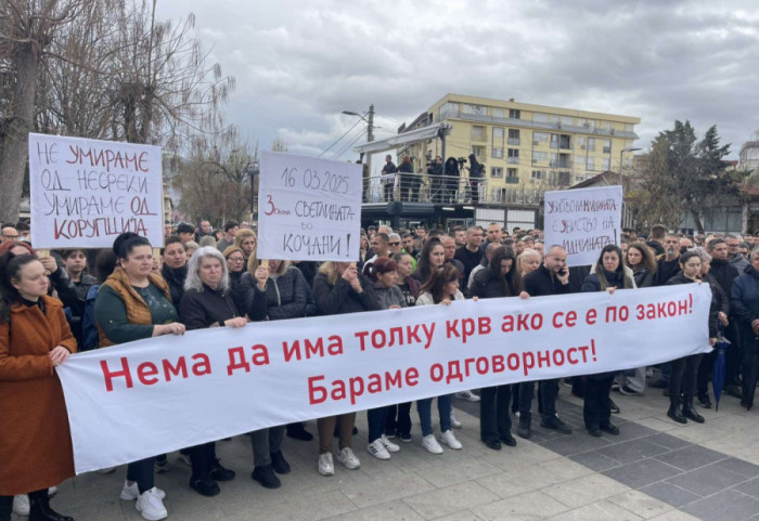 (FOTO/VIDEO) Održan protest građana u Kočanima, zatražena odgovornost za tragediju u diskoteci