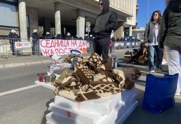 (FOTO/VIDEO) "Sednica na Dan žalosti?": Studenti pokušali da blokiraju ulaze u Skupštinu Novog Sada, policija reagovala