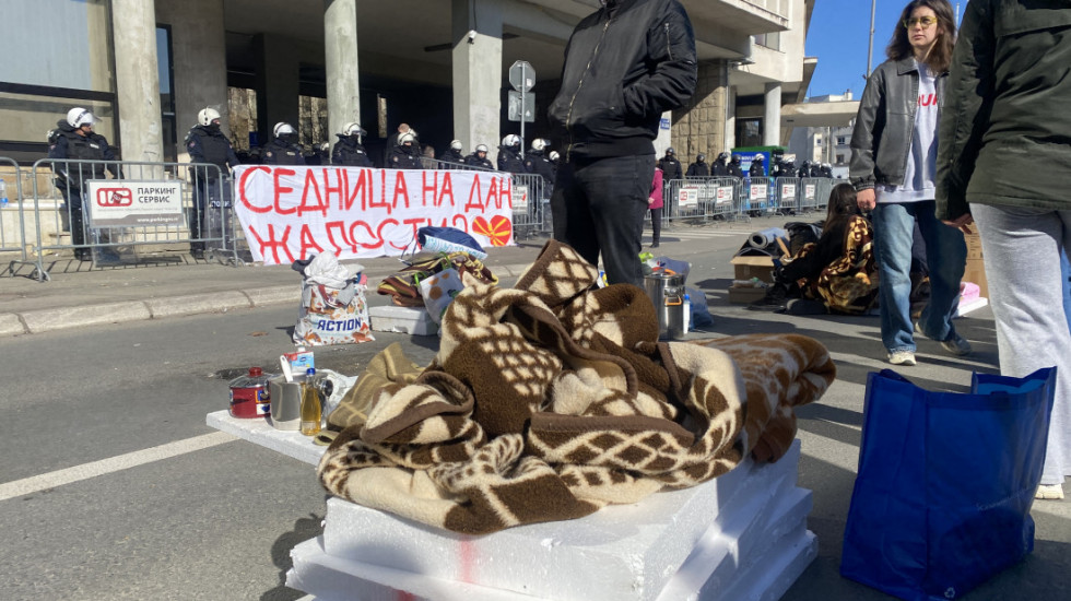 (FOTO/VIDEO) "Sednica na Dan žalosti?": Studenti pokušali da blokiraju ulaze u Skupštinu Novog Sada, policija reagovala