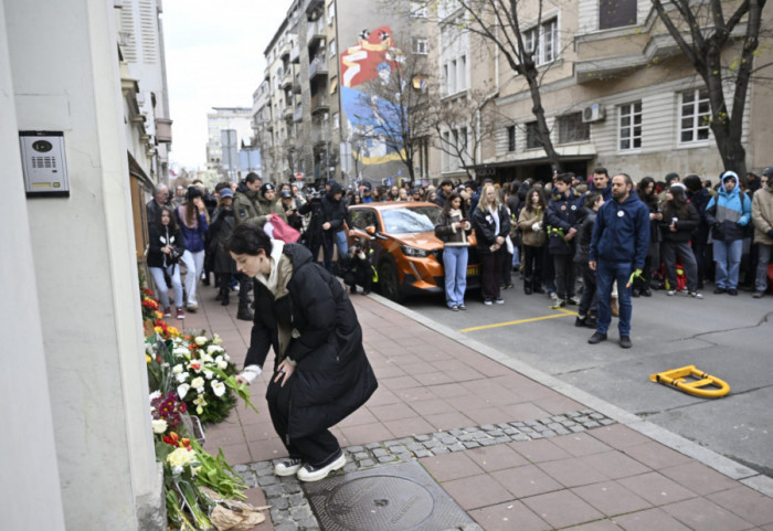 (FOTO) Studenti ispred ambasade Severne Makedonije u Beogradu odaju poštu stradalima u Kočanima i u Novom Sadu