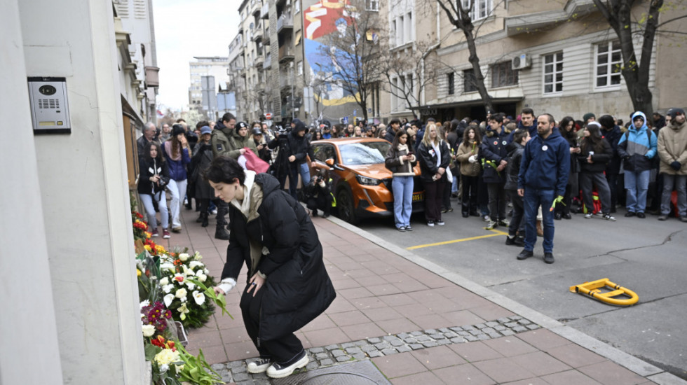 (FOTO) Studenti ispred ambasade Severne Makedonije u Beogradu odaju poštu stradalima u Kočanima i u Novom Sadu