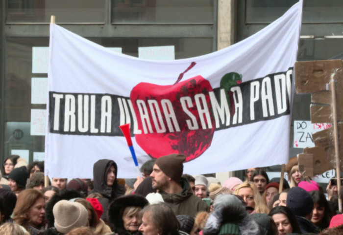 (VIDEO) "Sažimanje gradiva najsrećnije rešenje": Na koji način će škole u obustavi nadoknaditi propušteno?