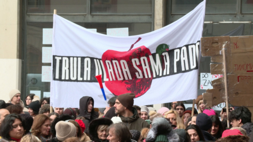 (VIDEO) "Sažimanje gradiva najsrećnije rešenje": Na koji način će škole u obustavi nadoknaditi propušteno?