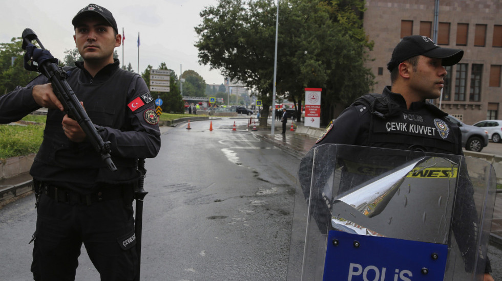 Zbog korupcije uhapšeno 48 osoba u Turskoj, među njima i gradonačelnik istanbulskog opozicionog okruga