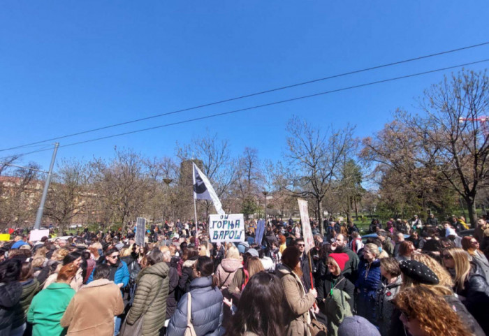 (FOTO/VIDEO)"Ne možete da nas ignorišete": Protest prosvetara iz Pulsa ispred Ministarstva, podrška studenta u blokadi