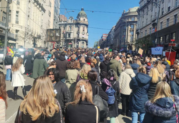 (FOTO/VIDEO)"Ne možete da nas ignorišete": Protest prosvetara iz Pulsa ispred Ministarstva, podrška studenta u blokadi