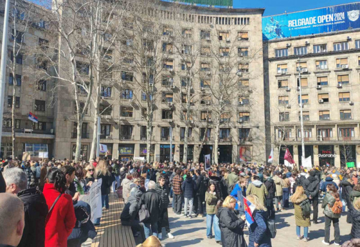 (FOTO/VIDEO)"Ne možete da nas ignorišete": Protest prosvetara iz Pulsa ispred Ministarstva, podrška studenta u blokadi