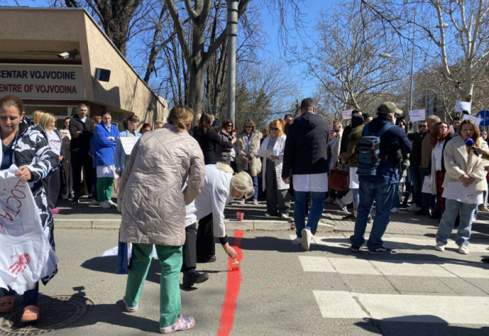 (FOTO) "Pacijenti nisu politički rekviziti": Studenti iscrtali crvenu liniju ispred zdravstvenih ustanova širom Srbije