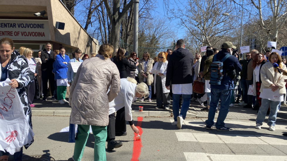 (FOTO) "Pacijenti nisu politički rekviziti": Studenti iscrtali crvenu liniju ispred zdravstvenih ustanova širom Srbije