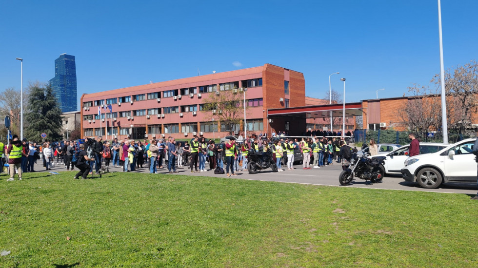 (FOTO/VIDEO) Završena blokada novobeogradske garaže GSP: "Ovde smo zbog podrške prosvetarima"