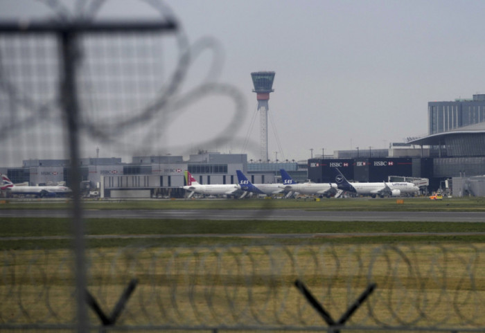 (FOTO) Letovi sa aerodroma Hitrou ponovo uspostavljeni nakon požara, pogođeno 200.000 putnika