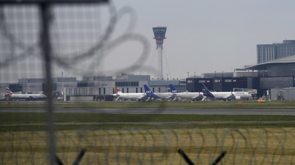 (FOTO) Letovi sa aerodroma Hitrou ponovo uspostavljeni nakon požara, pogođeno 200.000 putnika