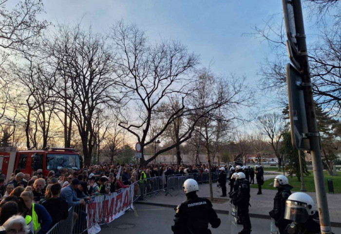 (FOTO/VIDEO) Skup SNS i zbor građana u Nišu: Jajima gađali naprednjake, kordon policije kod Oficirskog doma