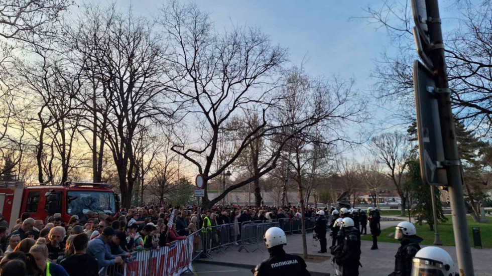 (FOTO/VIDEO) Sastanak SNS i zbor građana u Nišu: Jajima gađali naprednjake, kordon policije kod Oficirskog doma