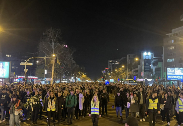 (FOTO) Studenti i građani u Novom Sadu šetaju do Železničke stanice zbog smrti mladića (18), 16. žrtve pada nadstrešnice