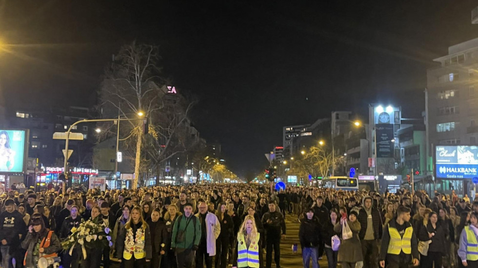 (FOTO) Studenti i građani u Novom Sadu u tišini odali poštu mladiću (18), 16. žrtvi pada nadstrešnice