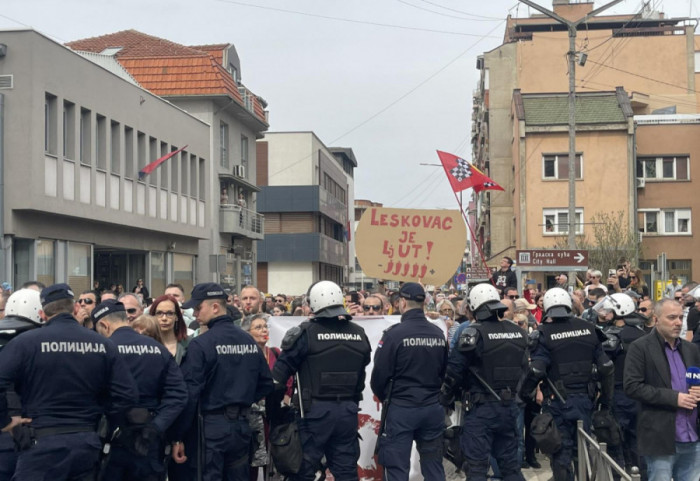 (VIDEO) Vučić u Leskovcu razgovarao sa građanima, ispred pozorišta protest i policija u punoj opremi