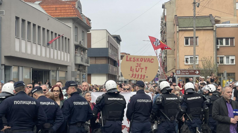 (VIDEO) Vučić u Leskovcu razgovarao sa građanima, ispred pozorišta protest i policija u punoj opremi