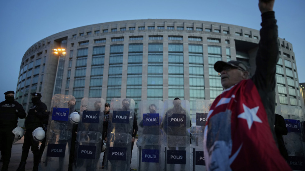 (FOTO) Nastavljeni protesti zbog hapšenja gradonačelnika Istanbula: Policija oklopnim vozilima blokira put