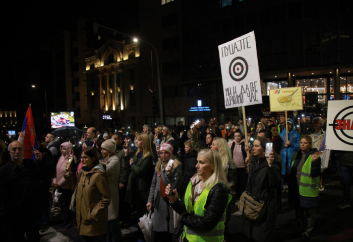 (FOTO) "Pucajte, mi i dalje držimo čas": Protest prosvetnih radnika i građana kod "Londona"