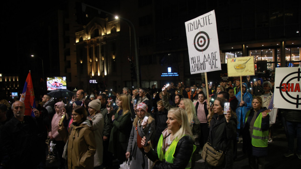 (FOTO) "Pucajte, mi i dalje držimo čas": Protest prosvetnih radnika i građana kod "Londona"