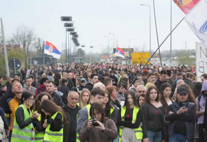 (FOTO/VIDEO) Blokade saobraćajnica i protesti u više gradova: Kod Obrenovca blokiran izlaz na auto-put Miloš Veliki